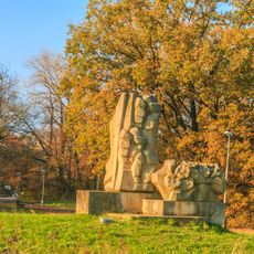 Pomník obětem první a druhé světové války Pěsti a květy v Pardubicích