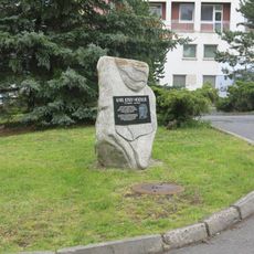 Pomník Karla Josefa Heidlera v arálu nemocnice v Sokolově