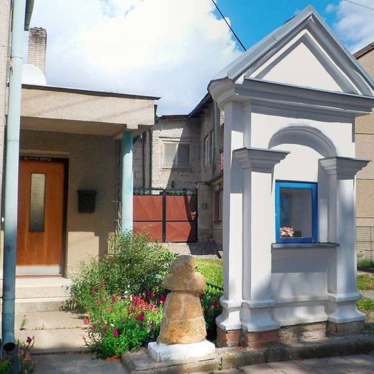 Smírčí kříž v Bílsku u kapličky