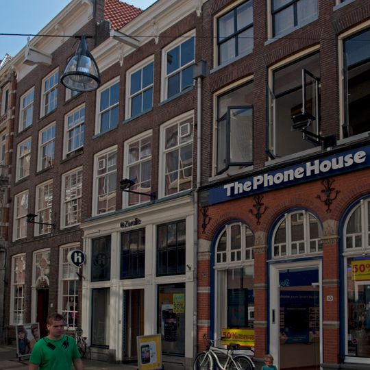 Pand met rechte kroonlijst op consoles en jongere onderpui