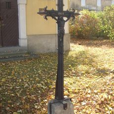 Pamětní kříž před kaplí v Dobrovízi