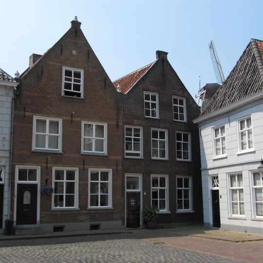 Huis met tuitgevel met vlechtingen, geprofileerde afdekking van de top, achtertopgevel aan de postweg, alwaar 2 genummerd