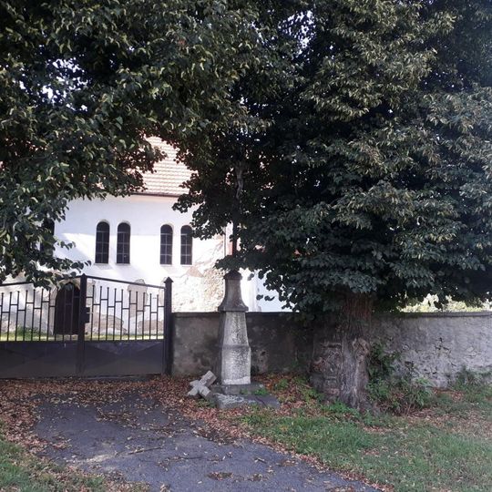 Kříž u kostela v Buřenicích