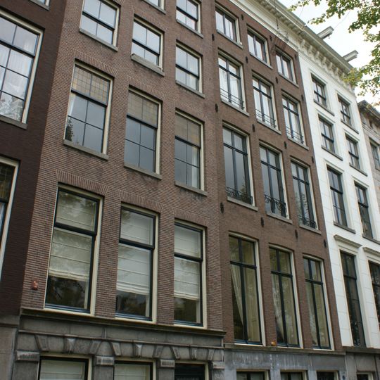 Pand met gevel onder rechte lijst