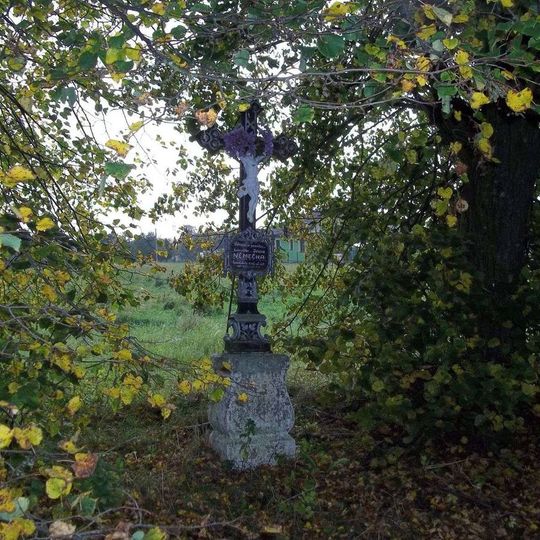 Kříž severně od Chotěmic