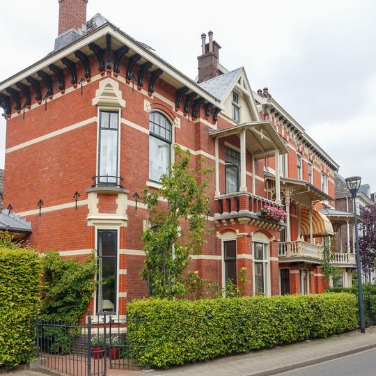 Woonhuis in eclectische stijl met neo-renaissancistische en Chaletstijl-elementen