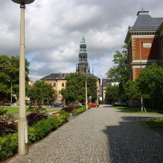 Grünanlage zwischen Gerhart-Hauptmann-Gymnasium und Landgerichtsgebäude Platz der Deutschen Einheit -