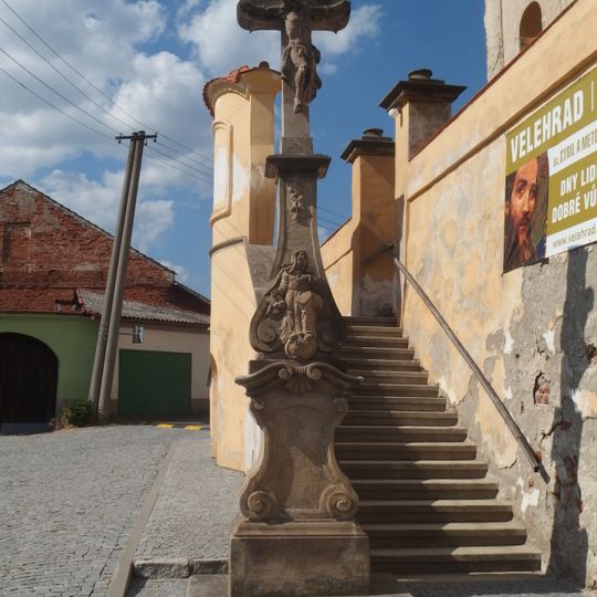 Kříž v Úsově na náměstí Míru u kostela