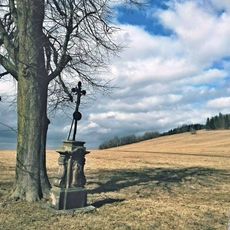 Kříž severně od Strážné u silnice