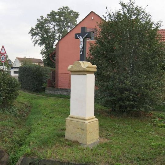 Kříž v Mlékojedské ulici v Tišicích