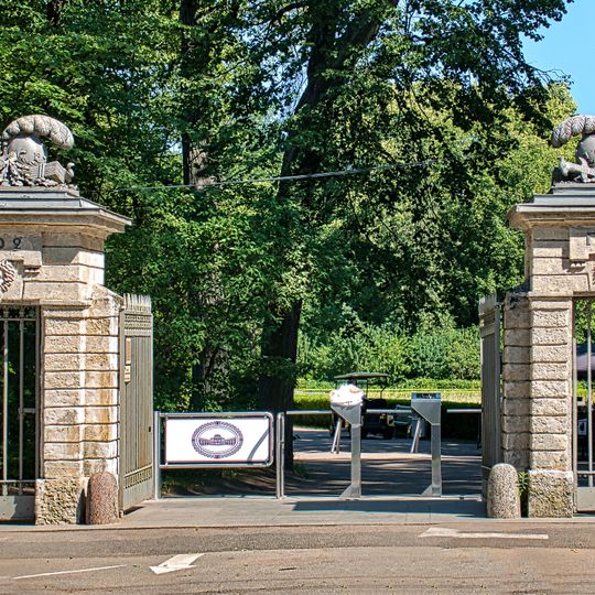 Театральные ворота