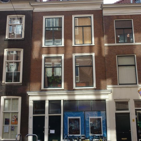 Pand met eenvoudige bakstenen gevel