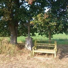 Kříž jihovýchodně od Dlouhé Lhoty u cesty