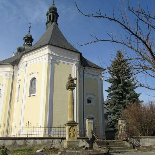 Sloup se sousoším Piety v Senici na Hané za kostelem