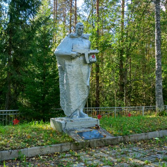 Братская могила советских воинов, погибших в борьбе с фашистскими захватчиками