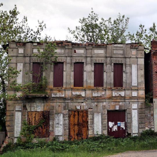 Жилой дом с лавкой