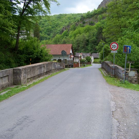 Most přes Loděnici severozápadně od kaple sv. Maxmiliána ve Svatém Janu pod Skalou
