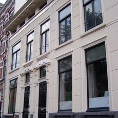 Dwarshuis onder een dak met het nummer 119a