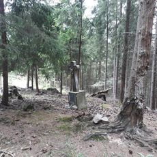 Památník jihovýchodně od Dolu