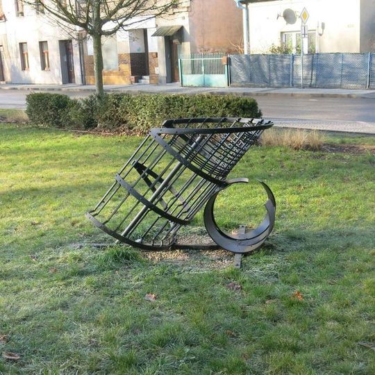 Kovová plastika v parku v Sobotecké ulici v Turnově