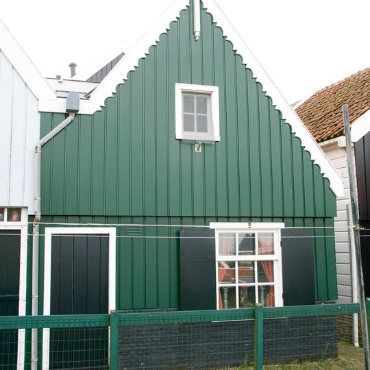 Grotendeels houten huis met eenvoudige topgevel