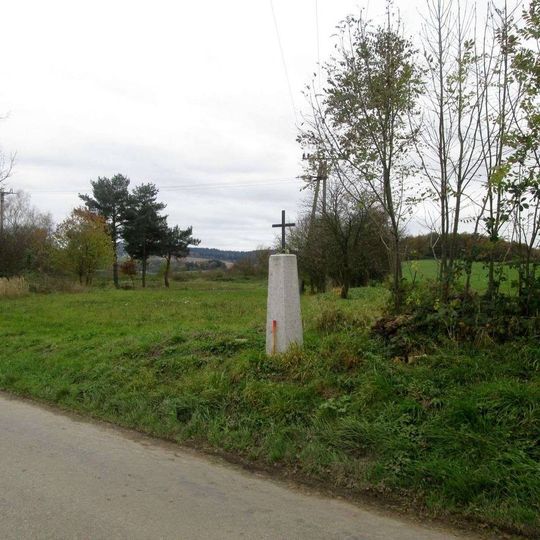 Kříž severně od Řesanic u okraje pole