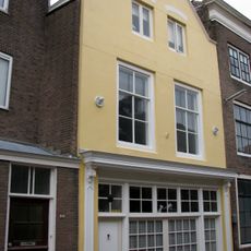 Pand met gepleisterde puntgevel