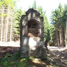 Kaplička severně od Stříbrnic v lese (2)