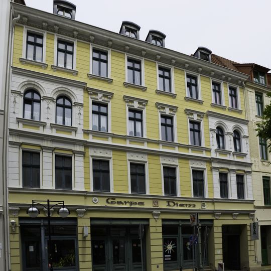 Wohnhaus in geschlossener Bebauung, mit Laden Schulstraße 7