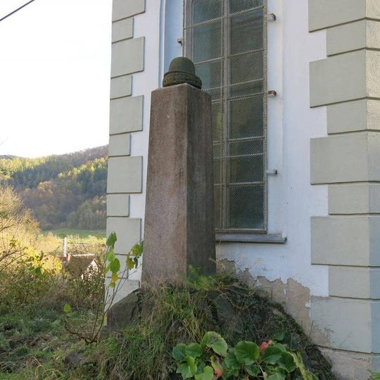 Pomník padlým v 1.světové válce u kostela v Roztokách nad Labem