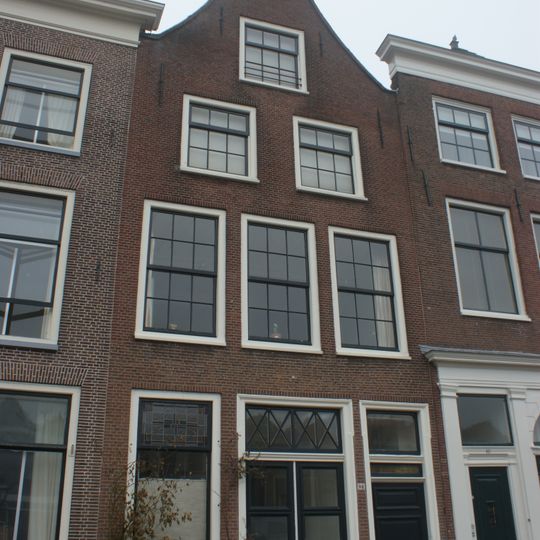 Pand met tuitgevel. Onderpui veranderd