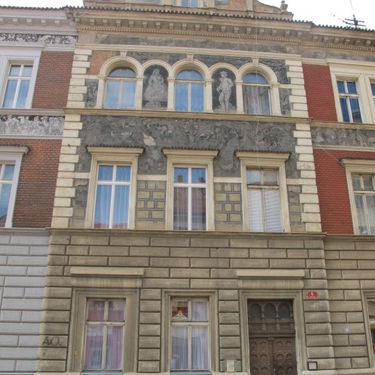 Tovární 6, sgrafita M. Alše na průčelí