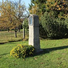 Boží muka u obecního úřadu v Bílém Potoce