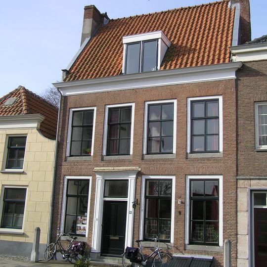 Pand met lijstgevel en dwars zadeldak tussen zijtopgevels