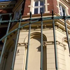 Škola, múr ohradný s oplotením