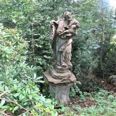 Socha svatého Josefa ve Fritscheho arboretu ve Sněžné