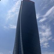Yenilikçi döner tasarımlara sahip bükümlü mimari kuleler