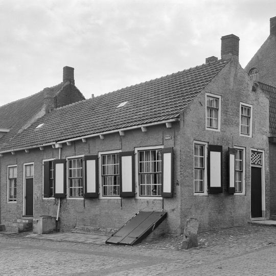 Onderkelderd pand met 12-ruits en 16-ruits schuifvensters