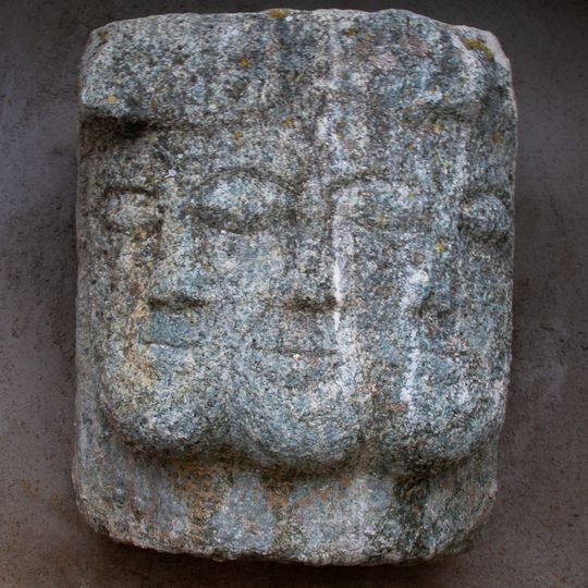 Sculpture tricéphale