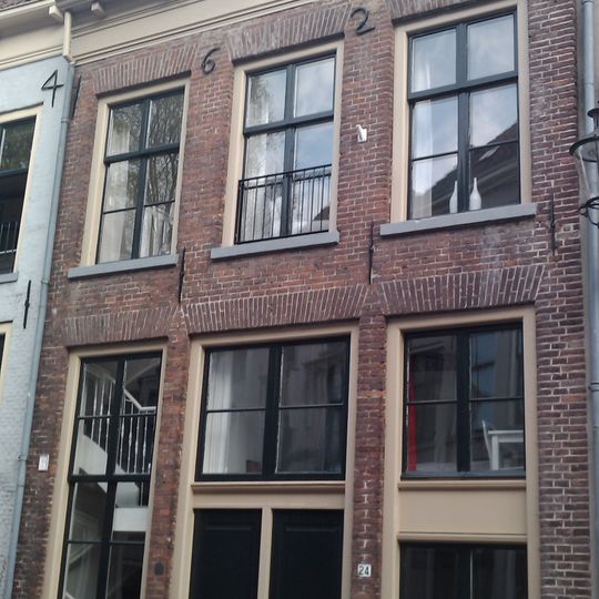 Onderkelderd huis met lijstgevel, in jaarankers gedateerd 1624