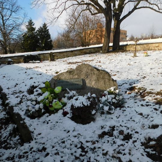 Pomník připomínající vězeňský hřbitov v Řepích