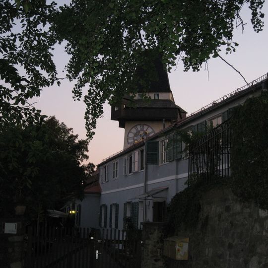 Ehem. Gasthaus Zum Uhrturm und Steinplastik Steinerner Hund