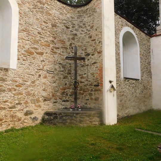 Kříž na místě bývalého oltáře Panny Marie v ruině kostela ve Vysoké