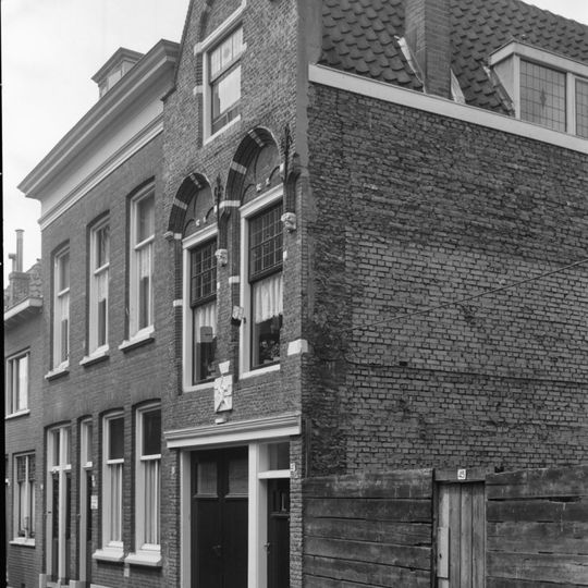 Pand met tot puntgevel gewijzigde trapgevel van het Dordtse type