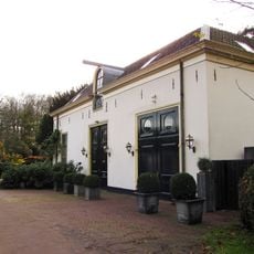 Hilverbeek, koetshuis en oranjerie