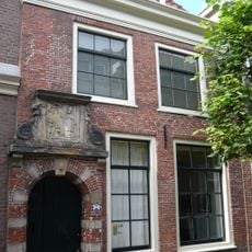 Pand met rechte kroonlijst, in deze gevel bevindt zich bovengenoemde poort nr 32, coomanshof