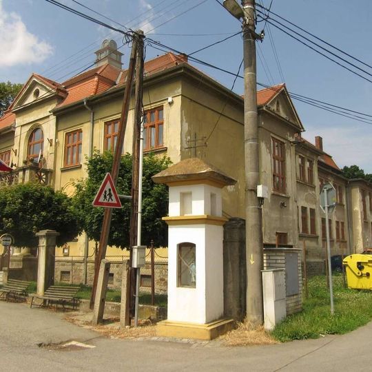 Boží muka v Unčovicích u školy