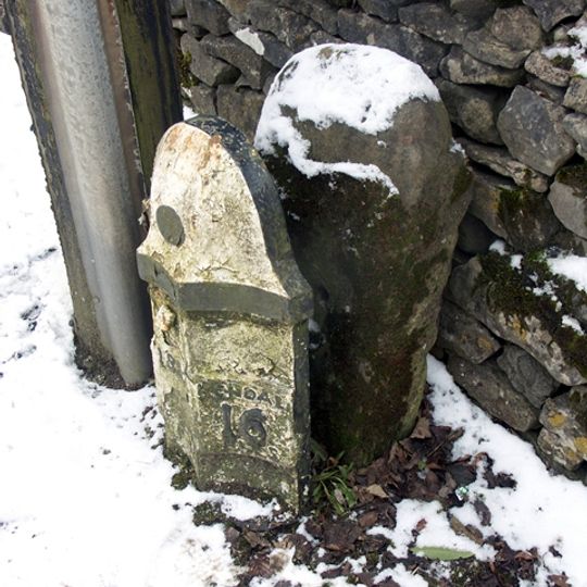 Milestone, Main Street, next to Fell House, E of Croft House