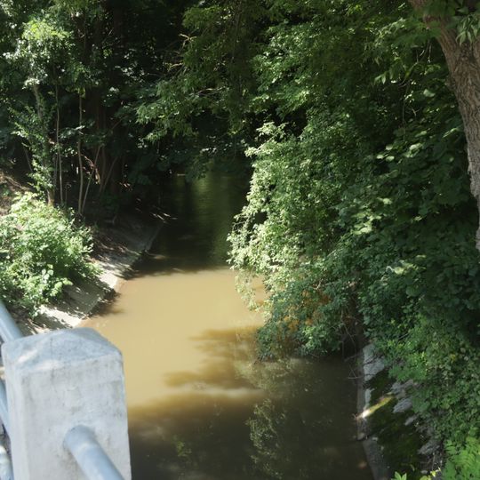 Most ulice K cementárně přes Radotínský potok u Vápenné ulice