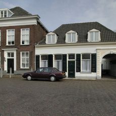 Winkelwoonhuis met twee bouwlagen met beeldbepalende winkelpui